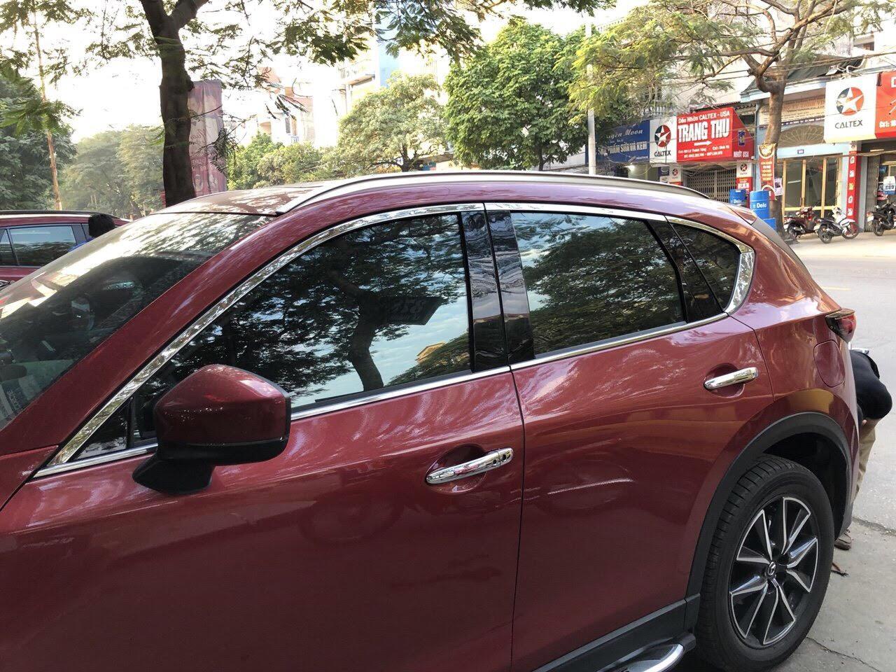 Viền inox cong trên kính Mazda Cx5 2018-2023