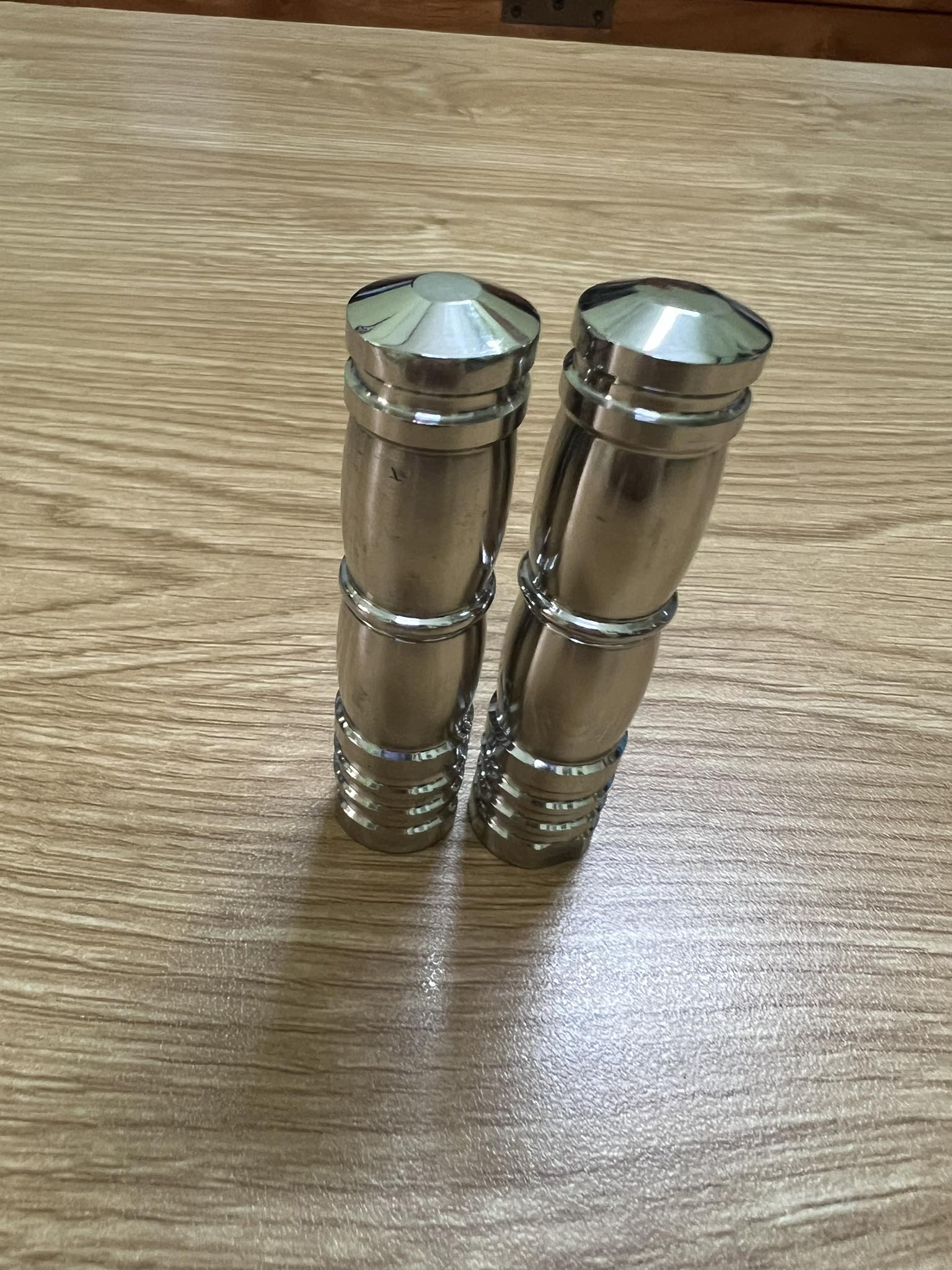 GÁC CHÂN INOX GẮN PHUỘT XE MÁY XE ĐẠP