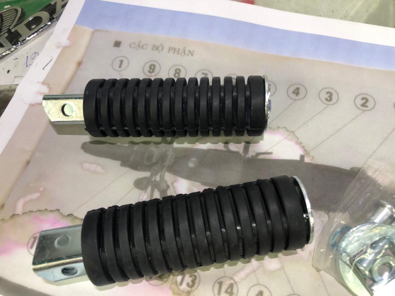 Honda win: cặp cao su gác chân sau cho xe win + cub
