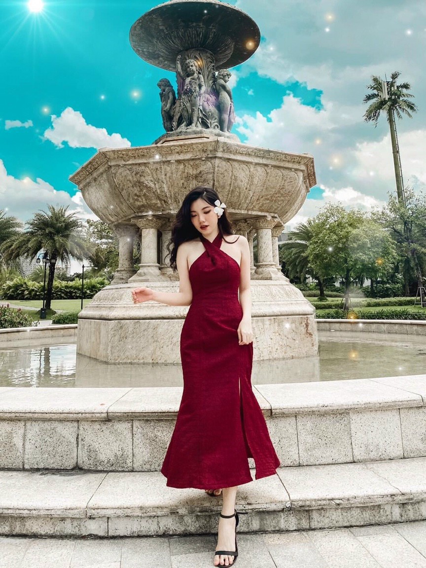 Đầm đỏ cổ yếm xẻ tà sẵn cúp ngực