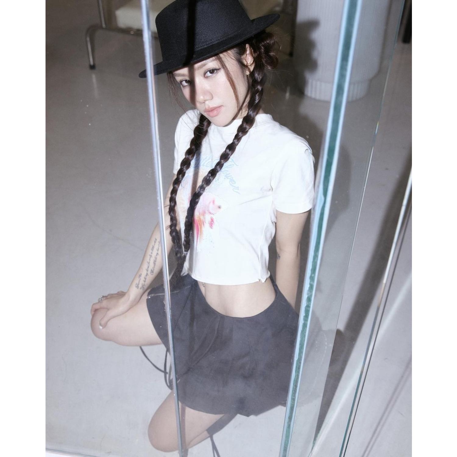 Maylily X back.stage88 Áo thun form ôm tay lỡ Koi Tee