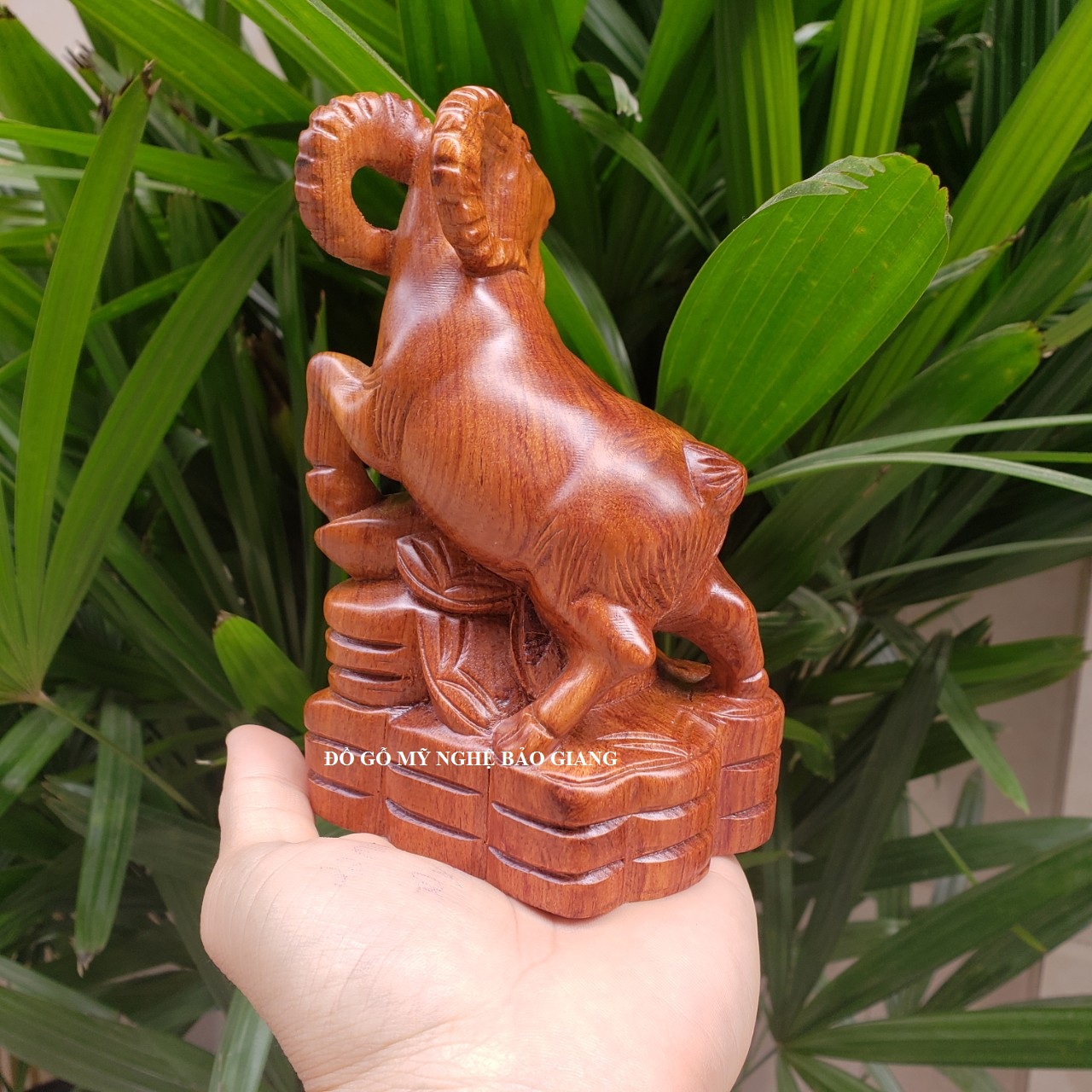 Tượng con dê gỗ ngọc am để mộc thơm Cao 20 ngang 12 sâu 7 cm.