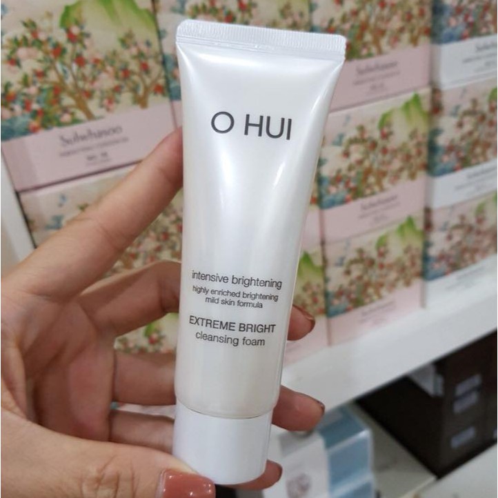 Sữa rửa mặt Ohui trắng da chứa hạt snow vitamin 40ml
