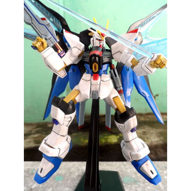 Mô Hình Lắp Ráp Hg Strike Freedom Kèm Đế Trưng Bày