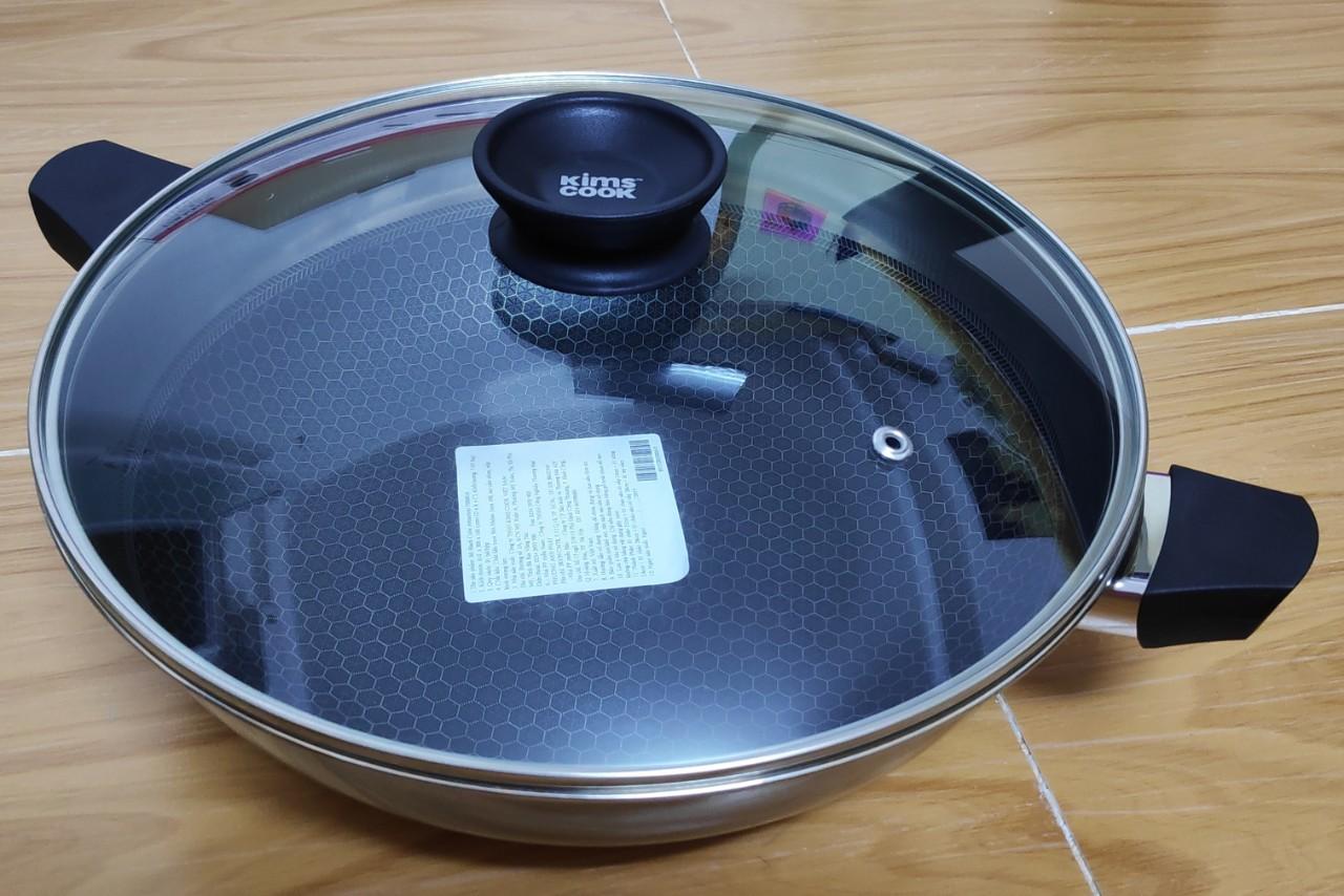 Chảo lòng sâu INOX chống dính BLACKCUBE 28cm có nắp kính (hiệu T&K-KIMSCOOK)