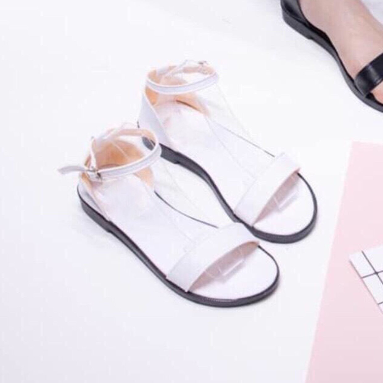 Giày sandal nữ đế bệt quai ngang bít gót LT