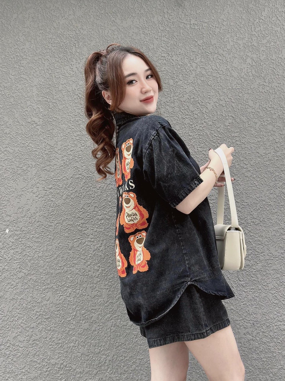 Sét bộ jean gấu dâu áo tay ngắn cổ sơ mi quần cạp chun có túi_Tâm phát 123.bộ bò in 9 con gấu dâu lưng áo,quần cạp chun co dãn fr size phom từ 43-60kg.phong cách trẻ trung năng động