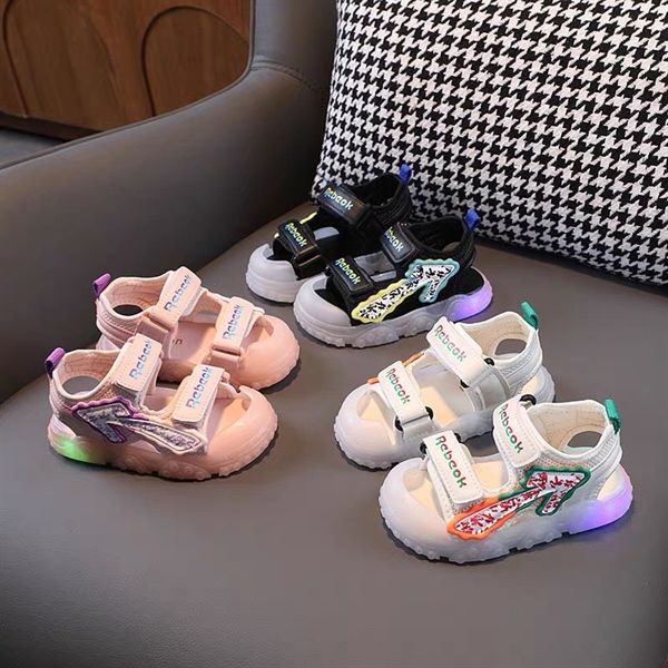Giày sandal có đèn bé trai màu đen 168