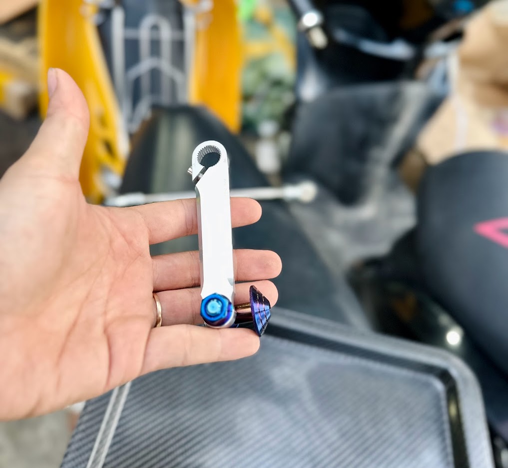 Càng thắng Nhôm Solute Thailand Núm Titanl