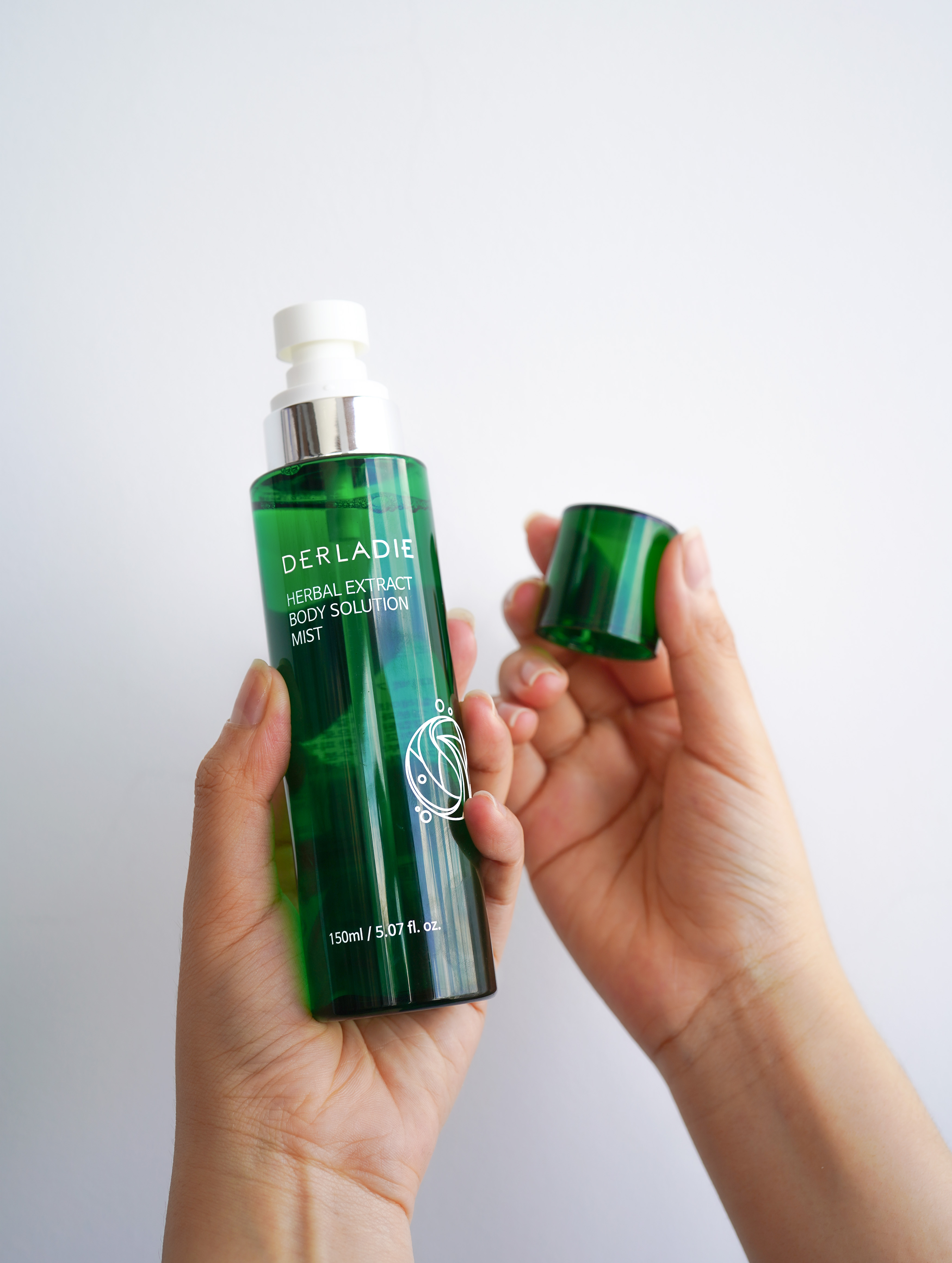Xịt mụn lưng Derladie Herbal Extract Body Solution Mist 150ml