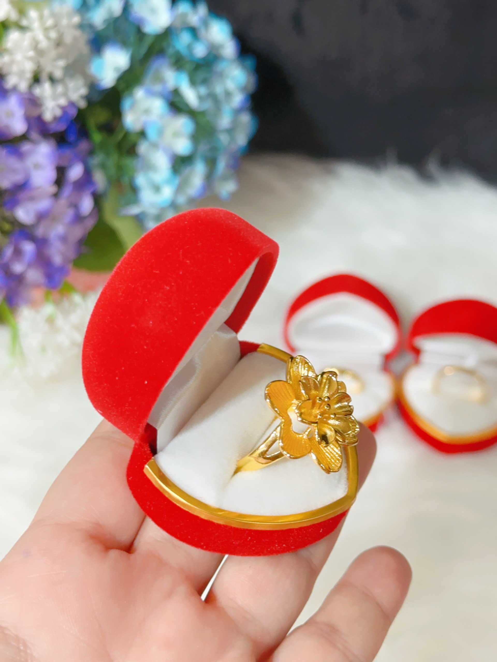 Hộp nhung trái  tim đựng nhẫn cưới