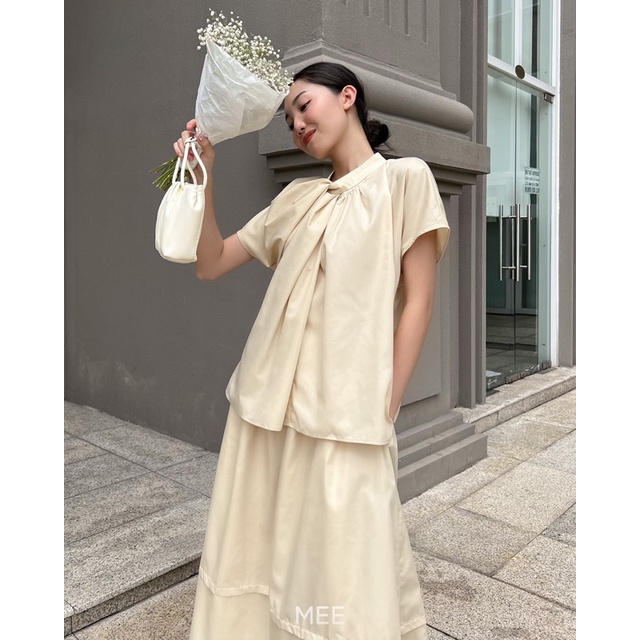 mee.idstudio - Set áo xoắn cổ và chân váy nữ tính