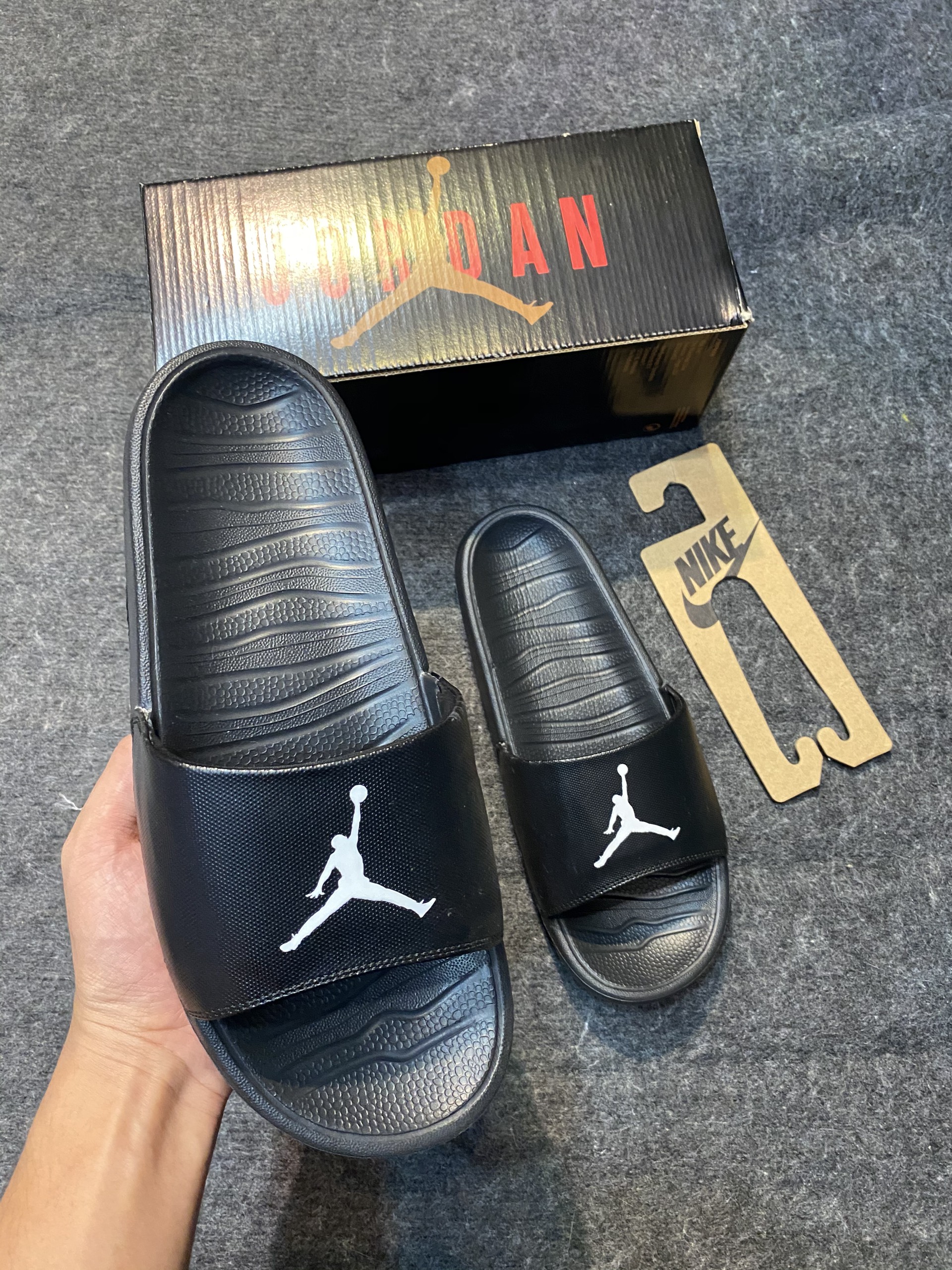 Dép jordan nam đen logo trắng