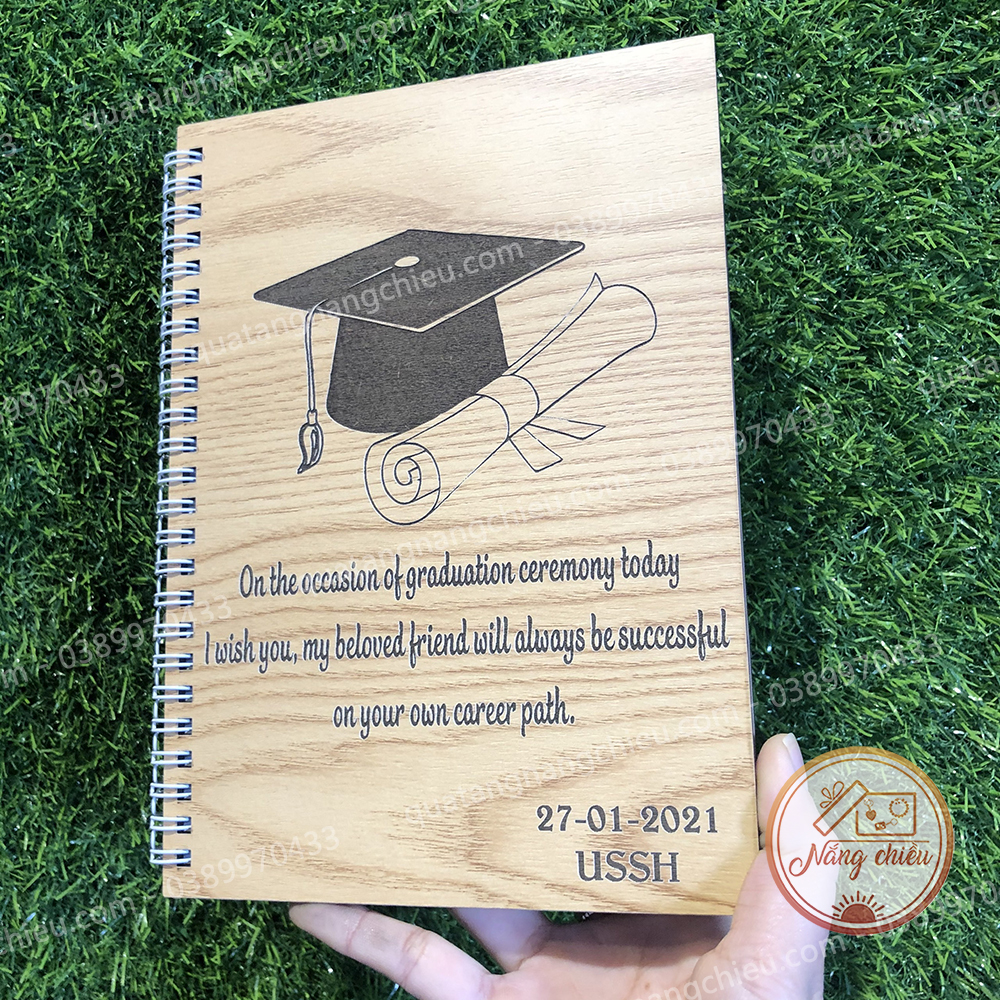 SỔ TAY HANDMADE LÀM QUÀ TẶNG TỐT NGHIỆP - Sổ bìa gỗ khắc hình mũ cử nhân và khắc lời chúc theo yêu cầu