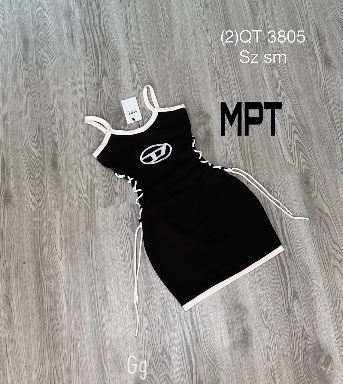 Đầm 2 dây viền màu in chữ D trước đan dây 2 bên hông ôm body dáng ngắn cực xinh chất thun gân dày dặn