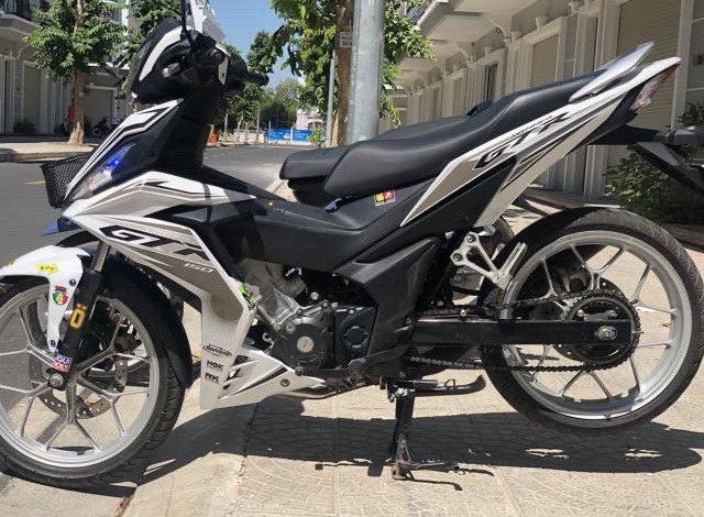 Tem xe winner GTR trắng xám
