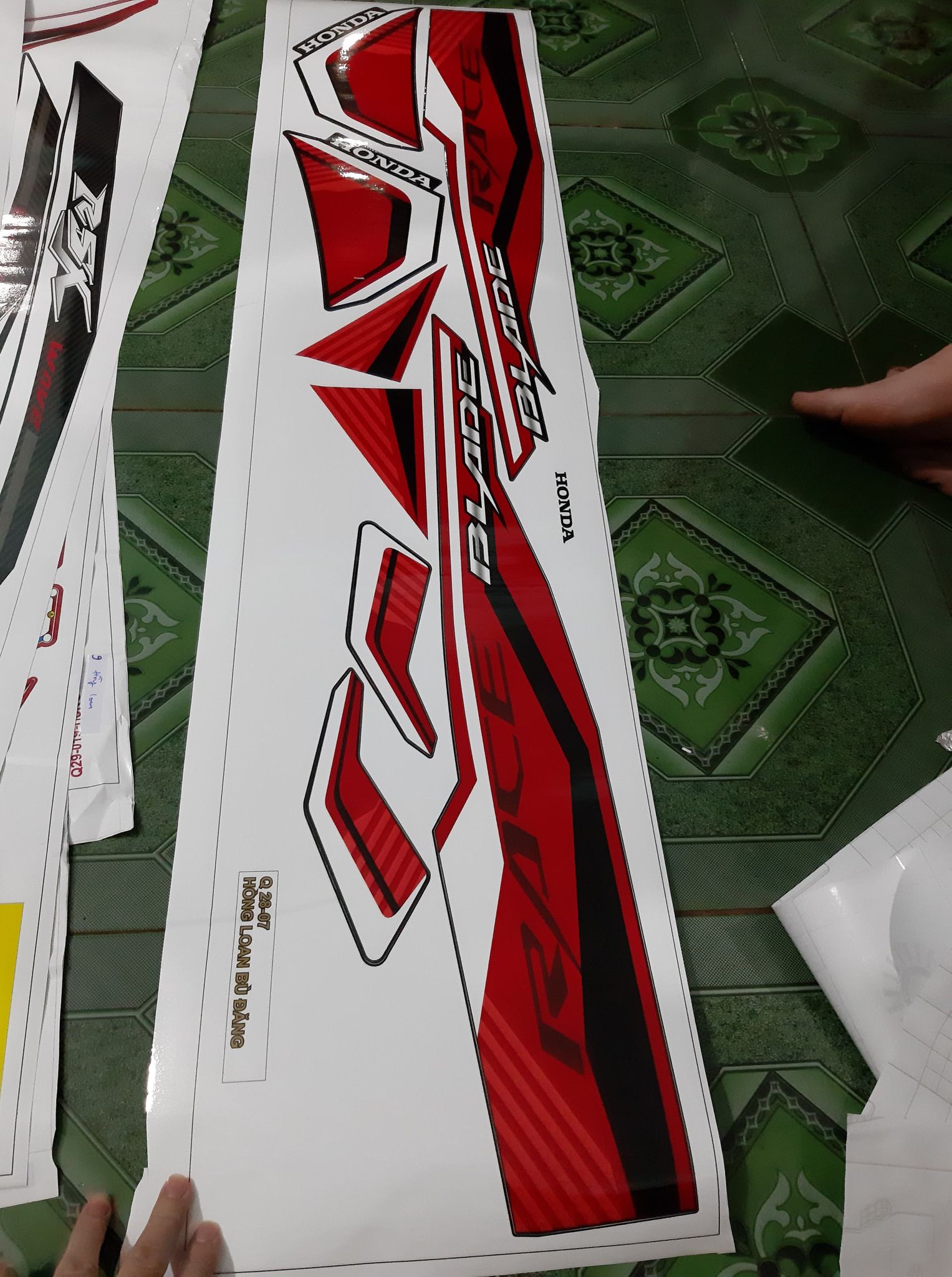 tem rời blade đỏ xe đen