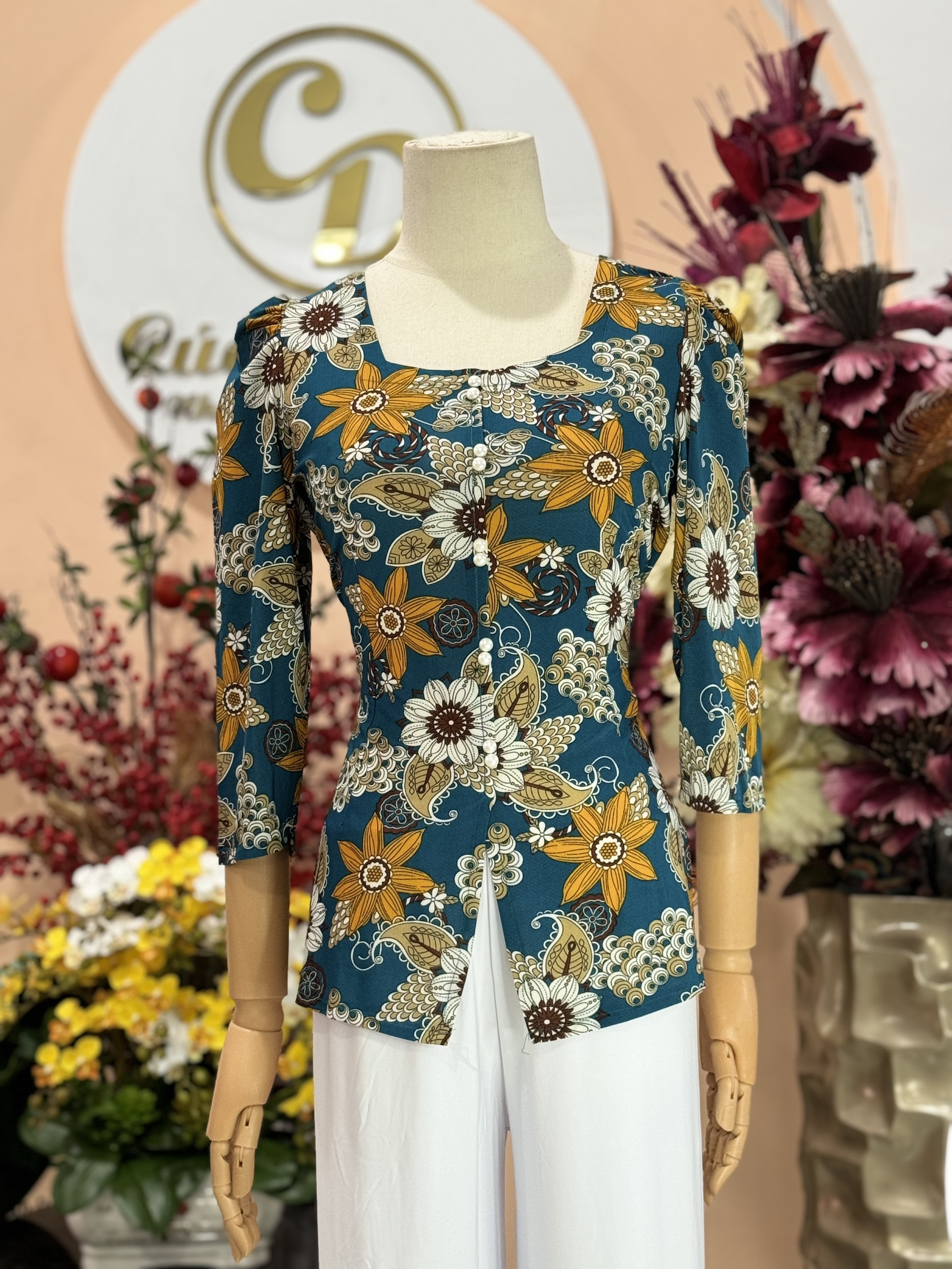 Áo bà ba hoa văn duyên dáng cổ vuông mã q