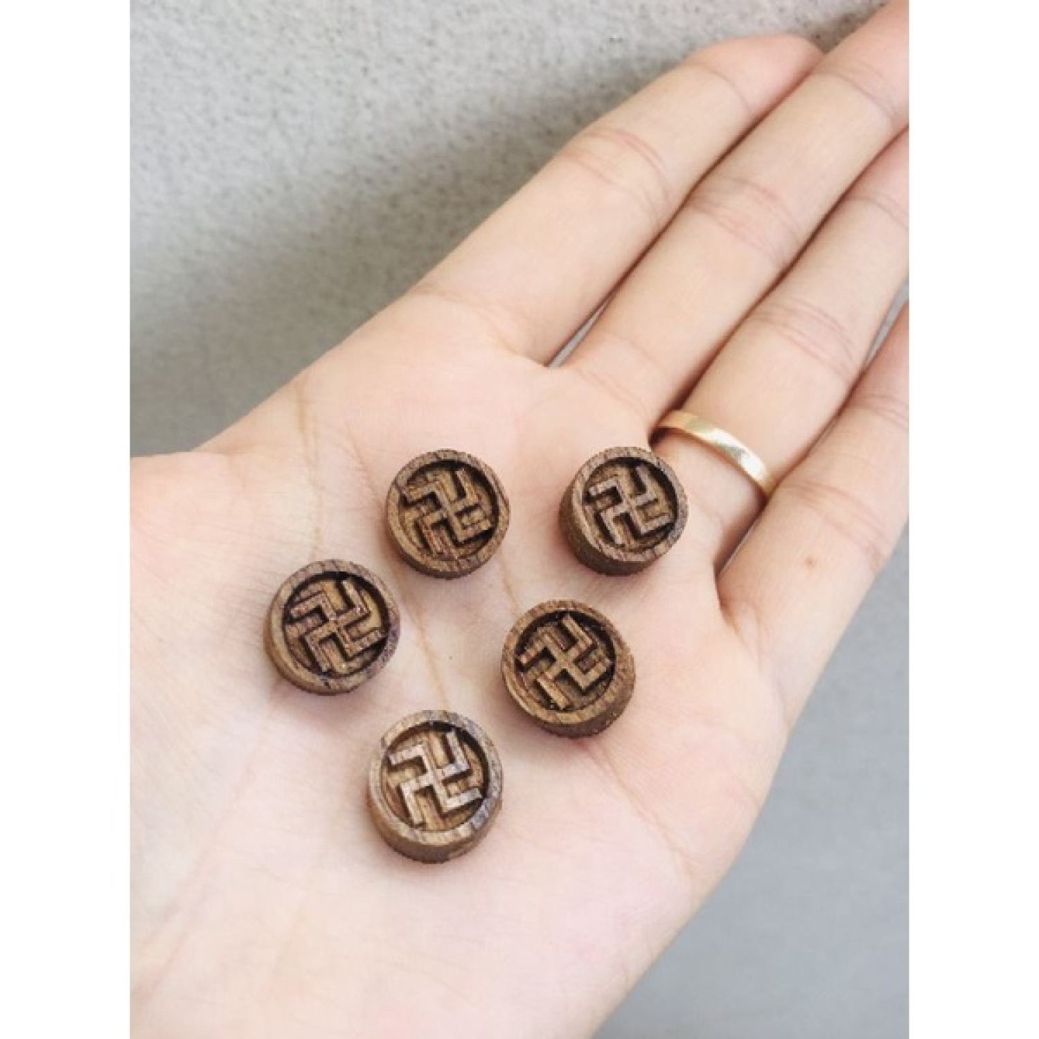 [Tặng dây]Charm Chữ Vạn Trầm Hương Tốc
