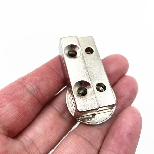 Nam châm đất hiếm 40x12x4mm 2 lỗ vát bắt vít