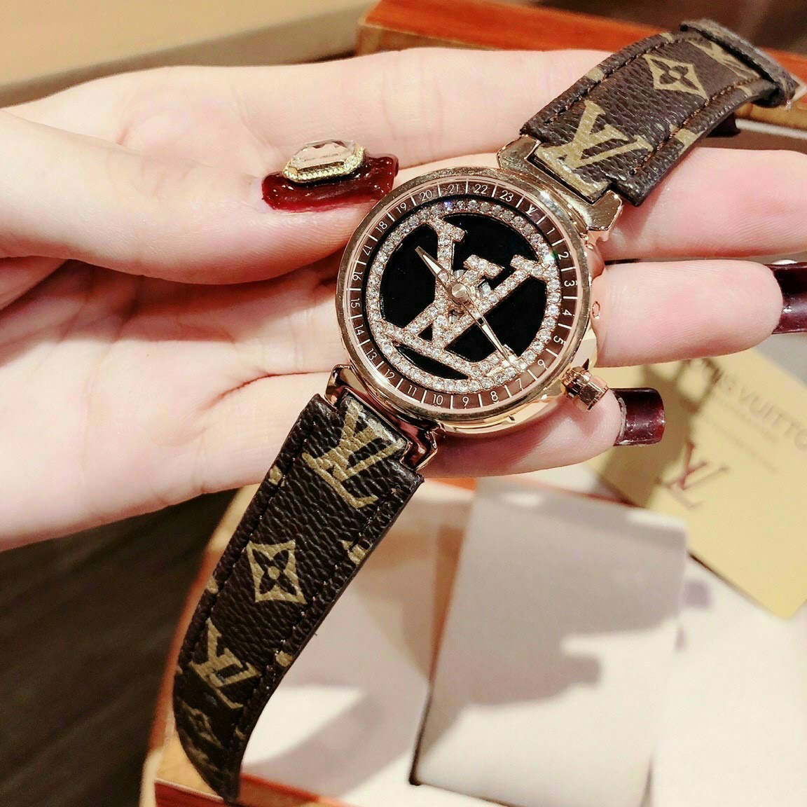 SIÊU HOT  Đồng hồ LV Louis Vuitton nữ mặt đính đá dây da cao cấp- Đồng hồ