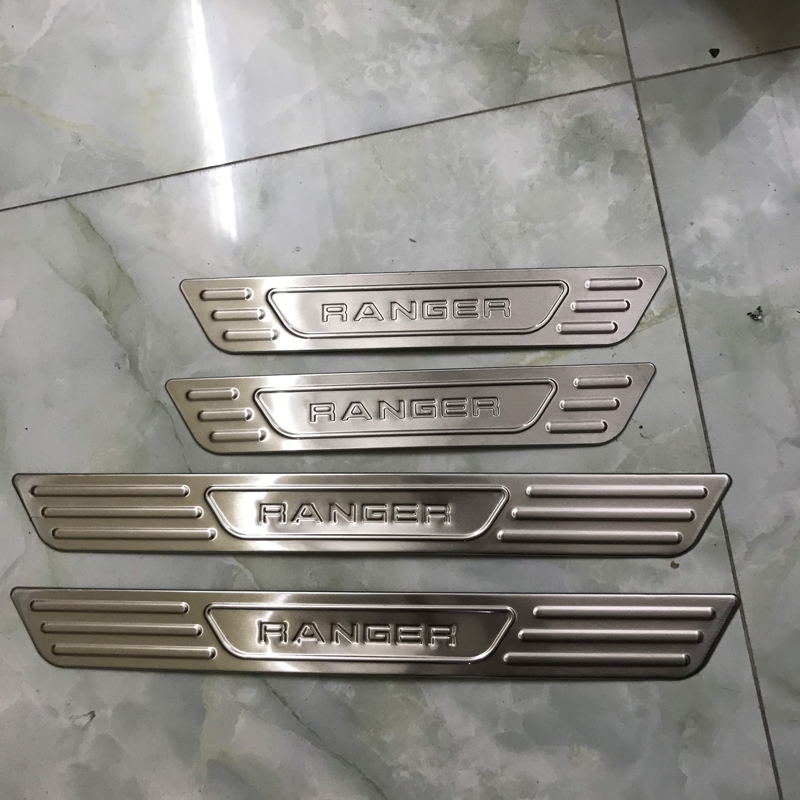 Ốp bậc ngoài inox xe ford ranger 2016-2021