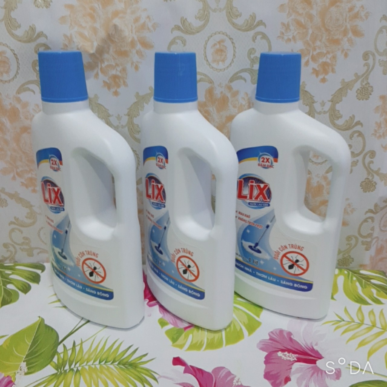 [HCM]Nước lau sàn đuổi côn trùng Lix can 1 lít