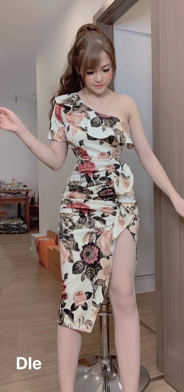 Đầm body lệch vai xẻ tà ôm dáng