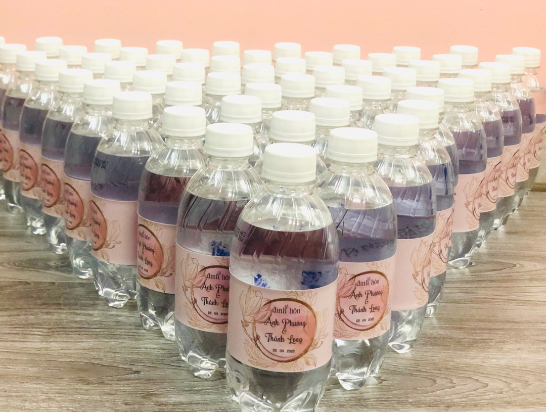 TEM DÁN CHAI NƯỚC SUỐI ĐÁM CƯỚI - bàn tiệc 2 họ