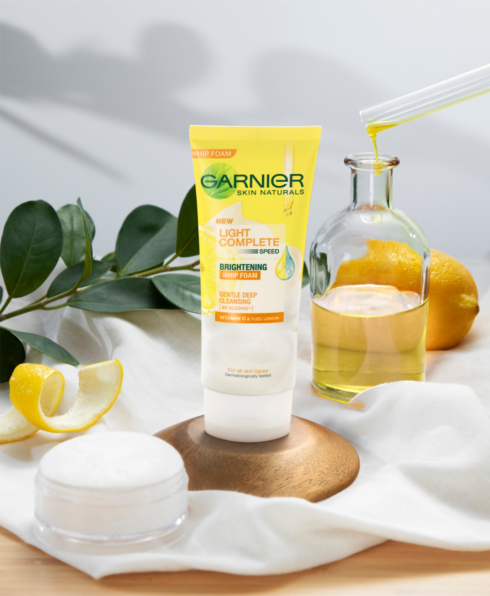 Sữa rửa mặt Garnier Tạo Bọt Light Complete Brightening 100ml