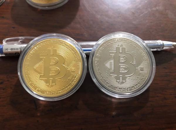 2 Đồng Bitcoin lưu niệm mạ vàng và Bạc sang trọng, may mắn tặng kèm hộp đựng