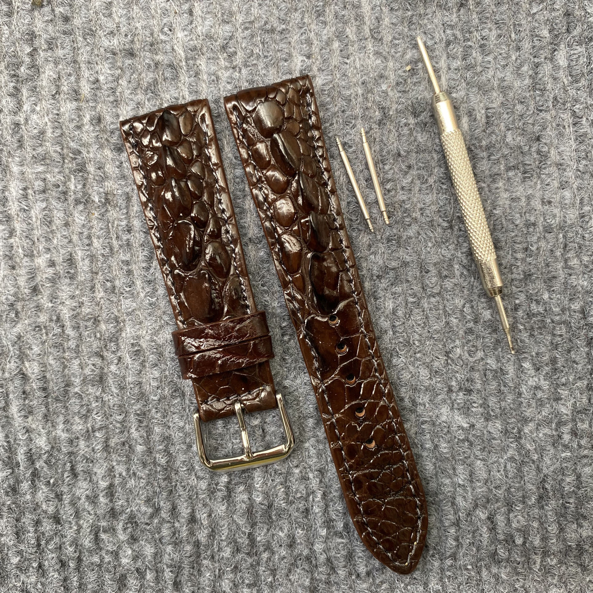 D5. Dây đồng hồ DA CÁ SẤUDA THẬT 100%Gai Vân Nổi SẢN PHẨM GỒM : 1 DÂY + 1 KHÓA TẶNG 1 HỘP 2 CHỐT THÔNG MINH2 CHỐT THƯỜNG và 1 CÂY THAY DÂY