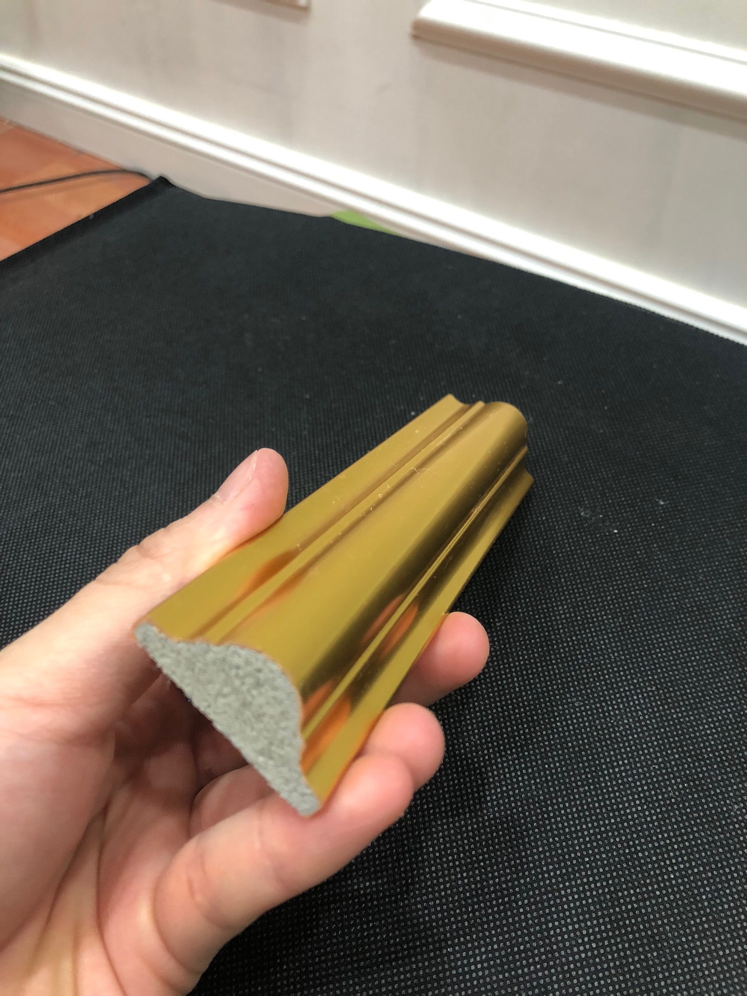 Phào chỉ nhựa composite màu vàng ánh kim bản 4cm hoàn thiện bề mặt