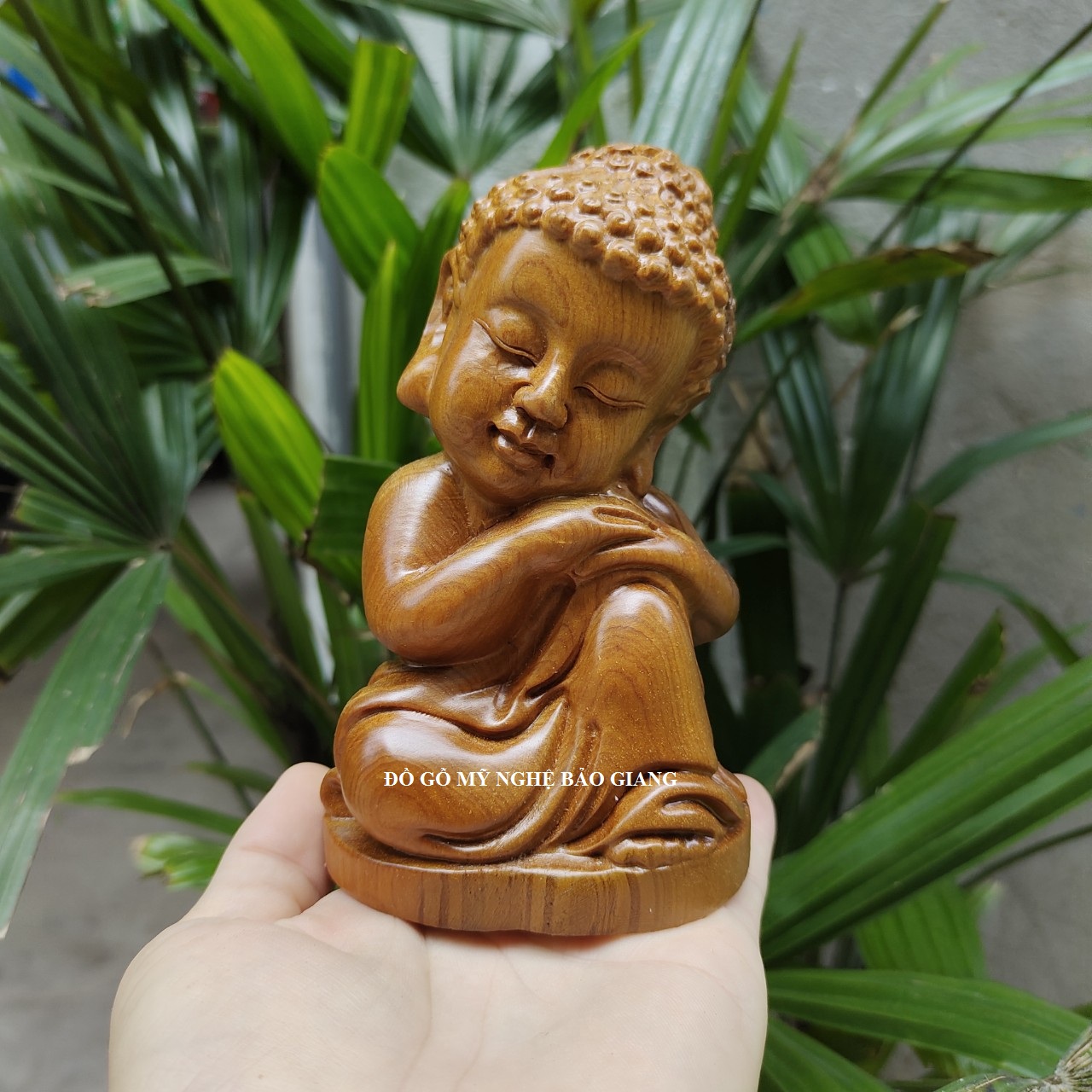 Tượng chú tiểu gỗ bách xanh có mùi thơm