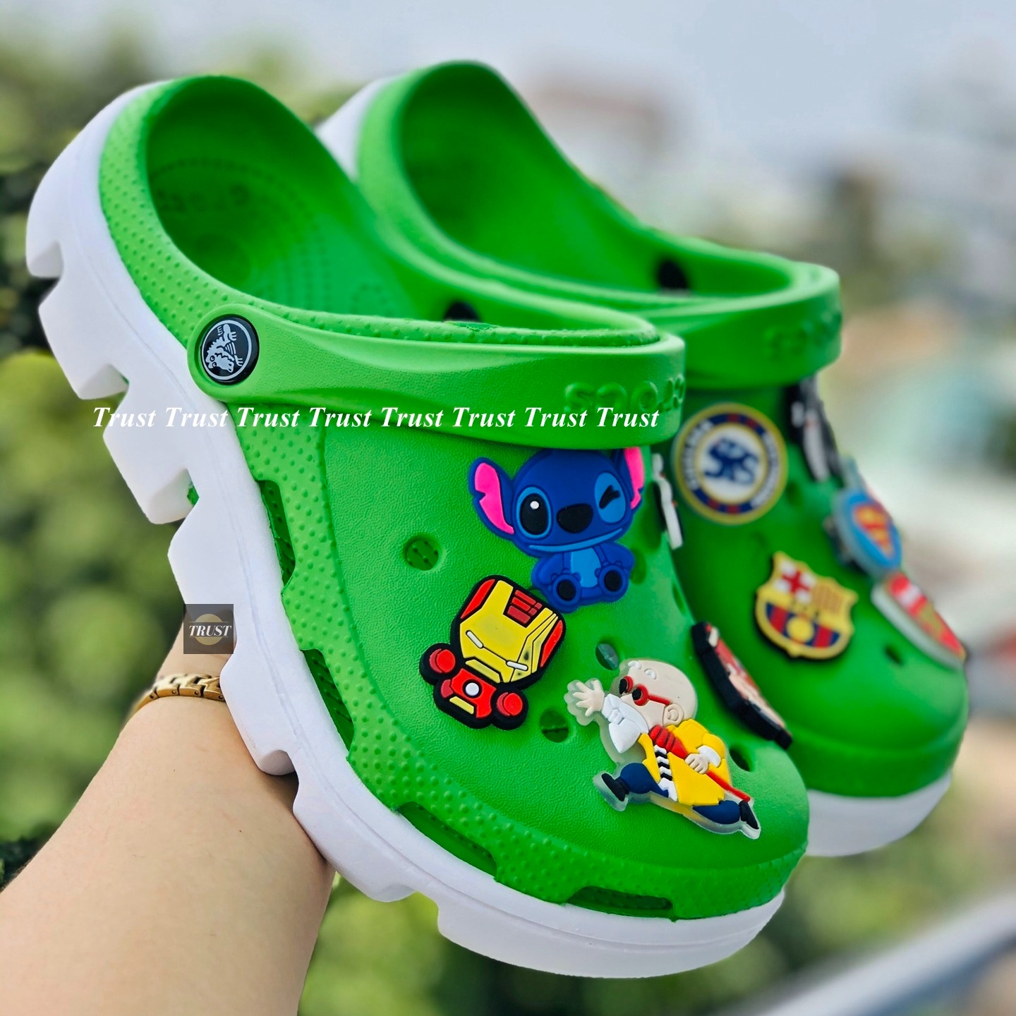 Dép sục Cross duet quai ngang nam và nữ màu xanh lá đế trắng, cá tính siêu nhẹ đi mưa đi nắng thoải mái chống trơn trượt, có nhiều lỗ thoát hơi thông thoáng, tặng kèm 10 jitbitz và hộp hãng - có hình thật và video tự quay