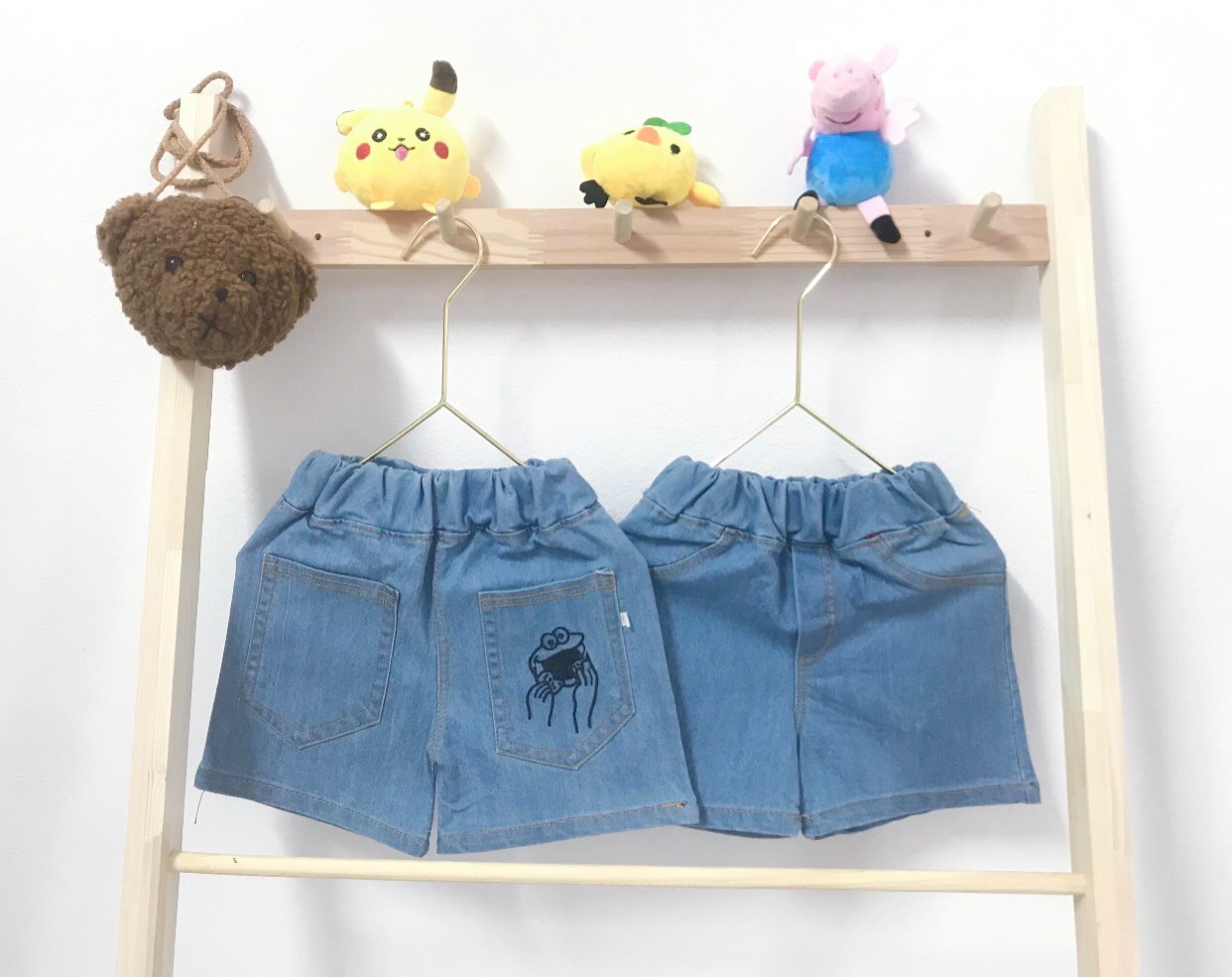 Quần jeans đùi nhiều hình cho bé