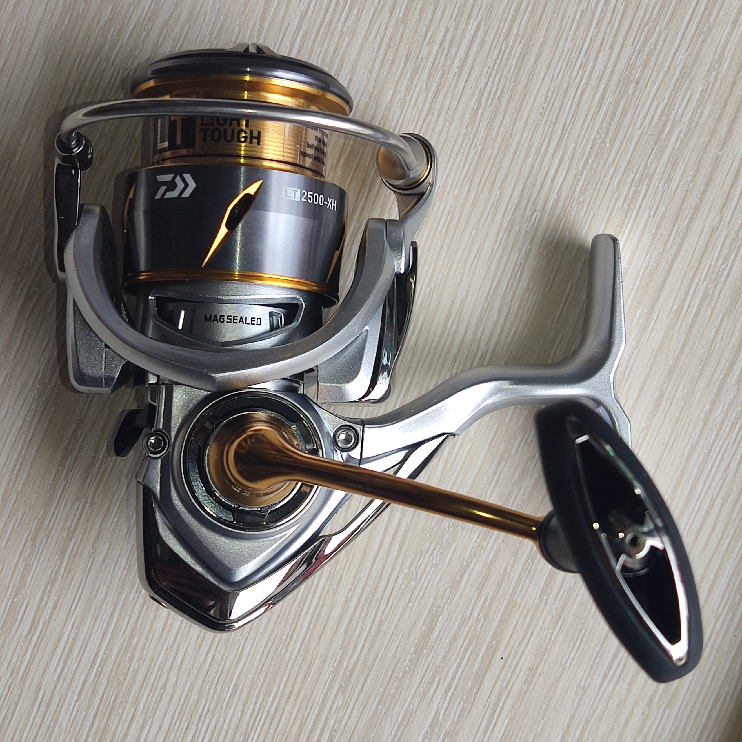 Máy câu đứng DAIWA FREAMS LT 2500-XH