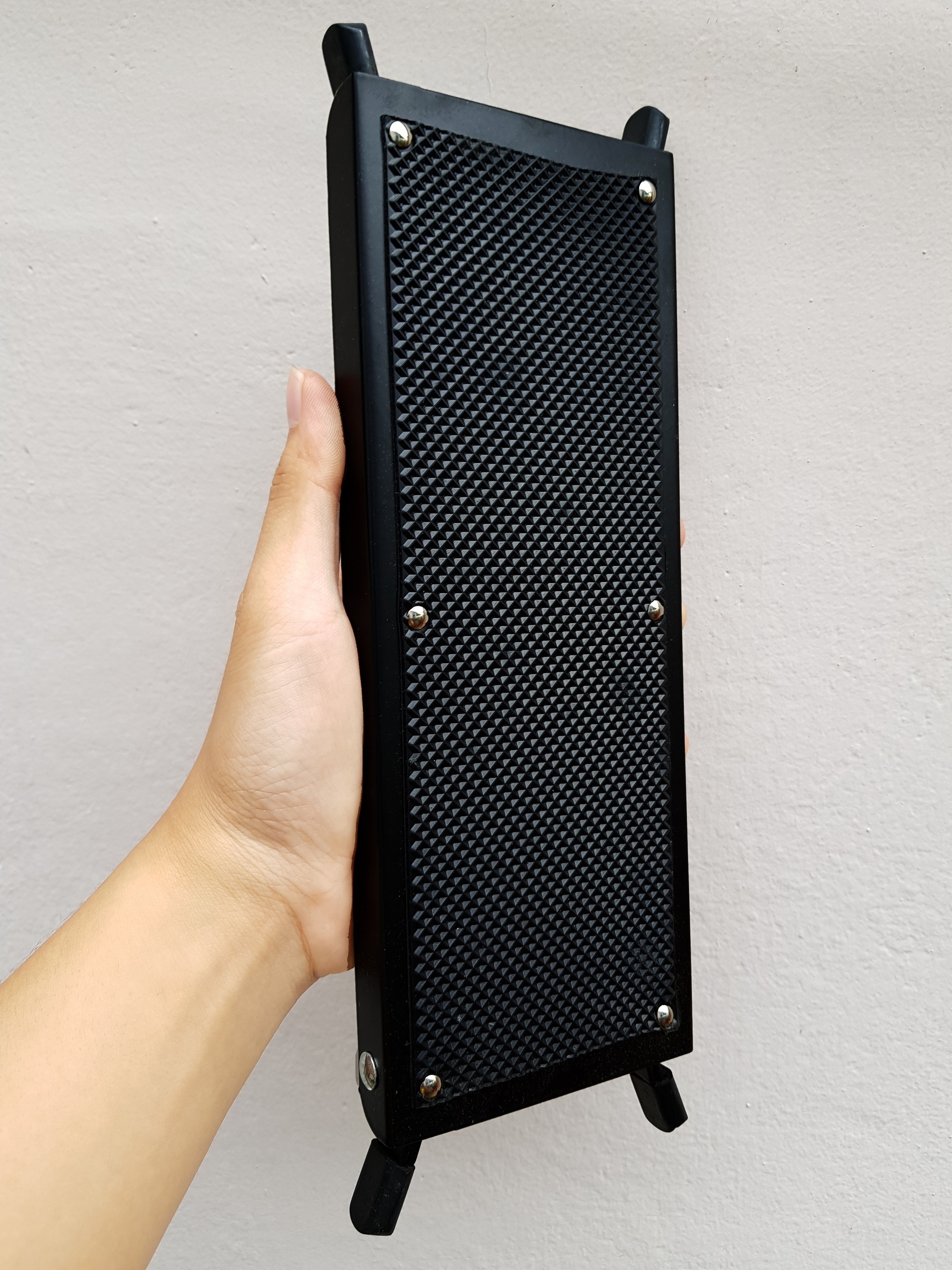 Gác chân khi chơi đàn Guitar