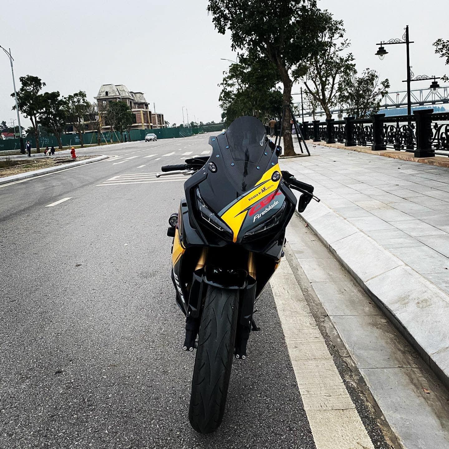 [HCM]KÍNH CHẮN GIÓ REVOLUTION XE CBR650R