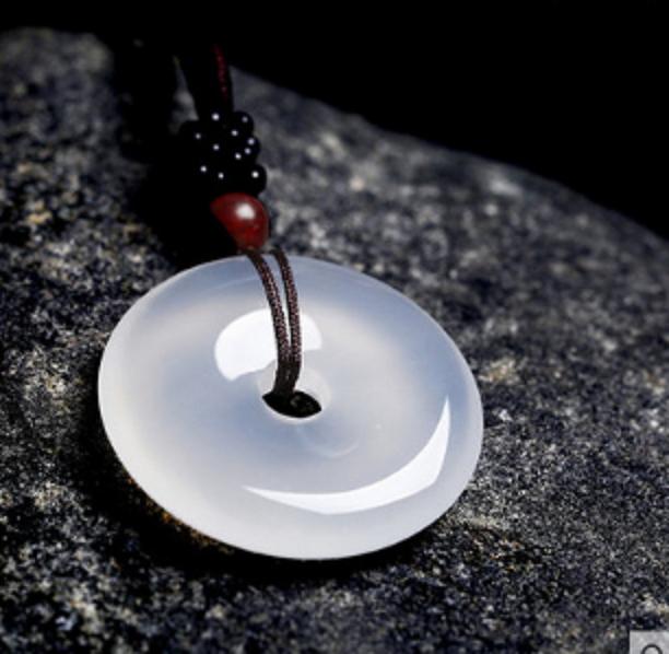 Ngọc bội Chalcedony trắng