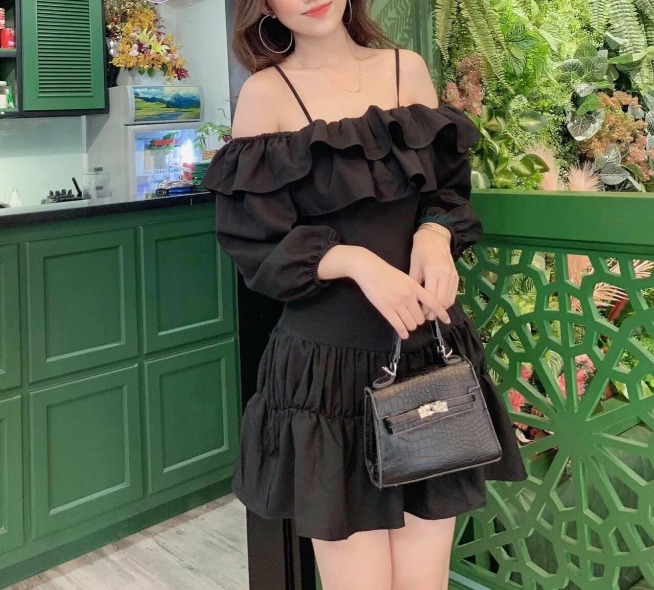 Đầm hai dây trễ vai tay dài tầng lai đuôi cá