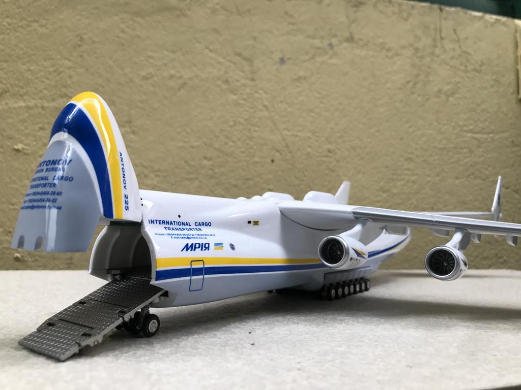 Mô hình máy bay ANTONOV Airlines 1:200