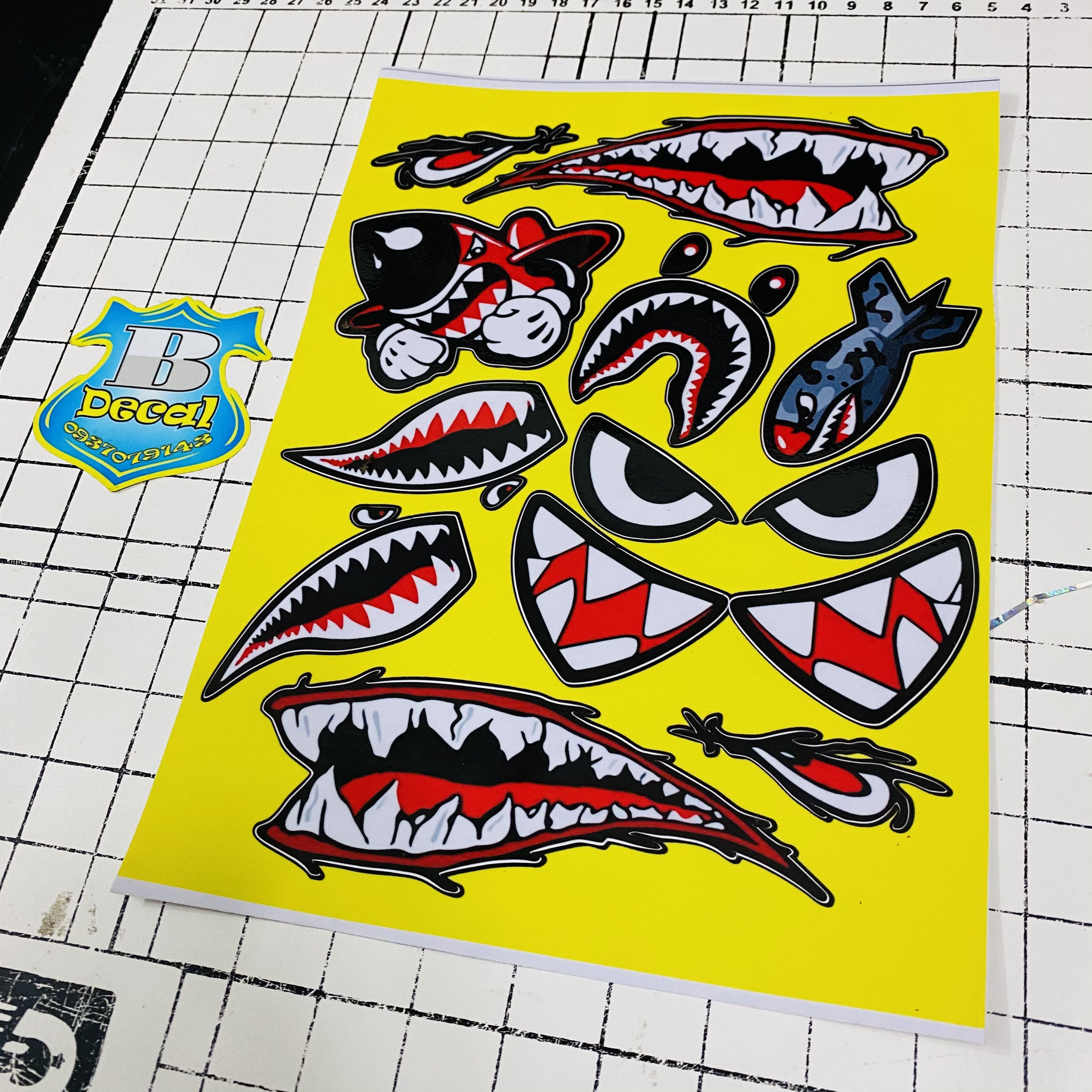 logo sticker răng cá mập vàng