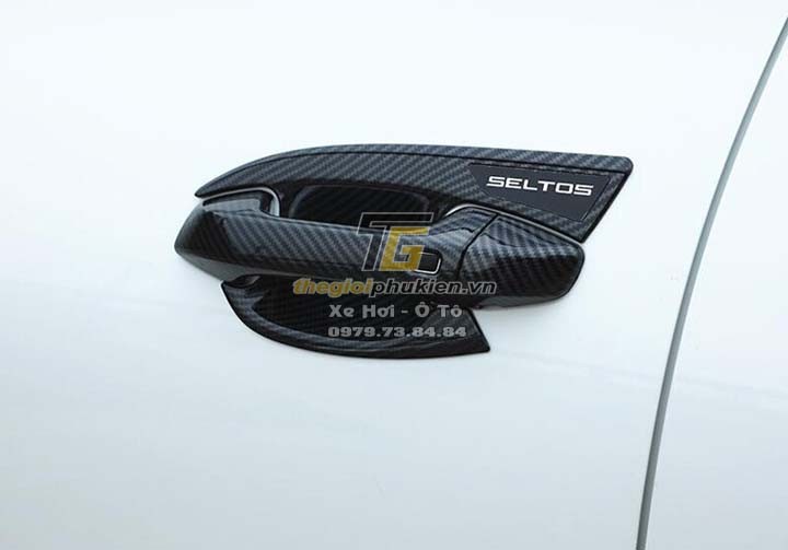 Bộ ốp tay nắm cửa vân Carbon và miếng dán chống xước hõm cửa dành cho xe Kia Seltos