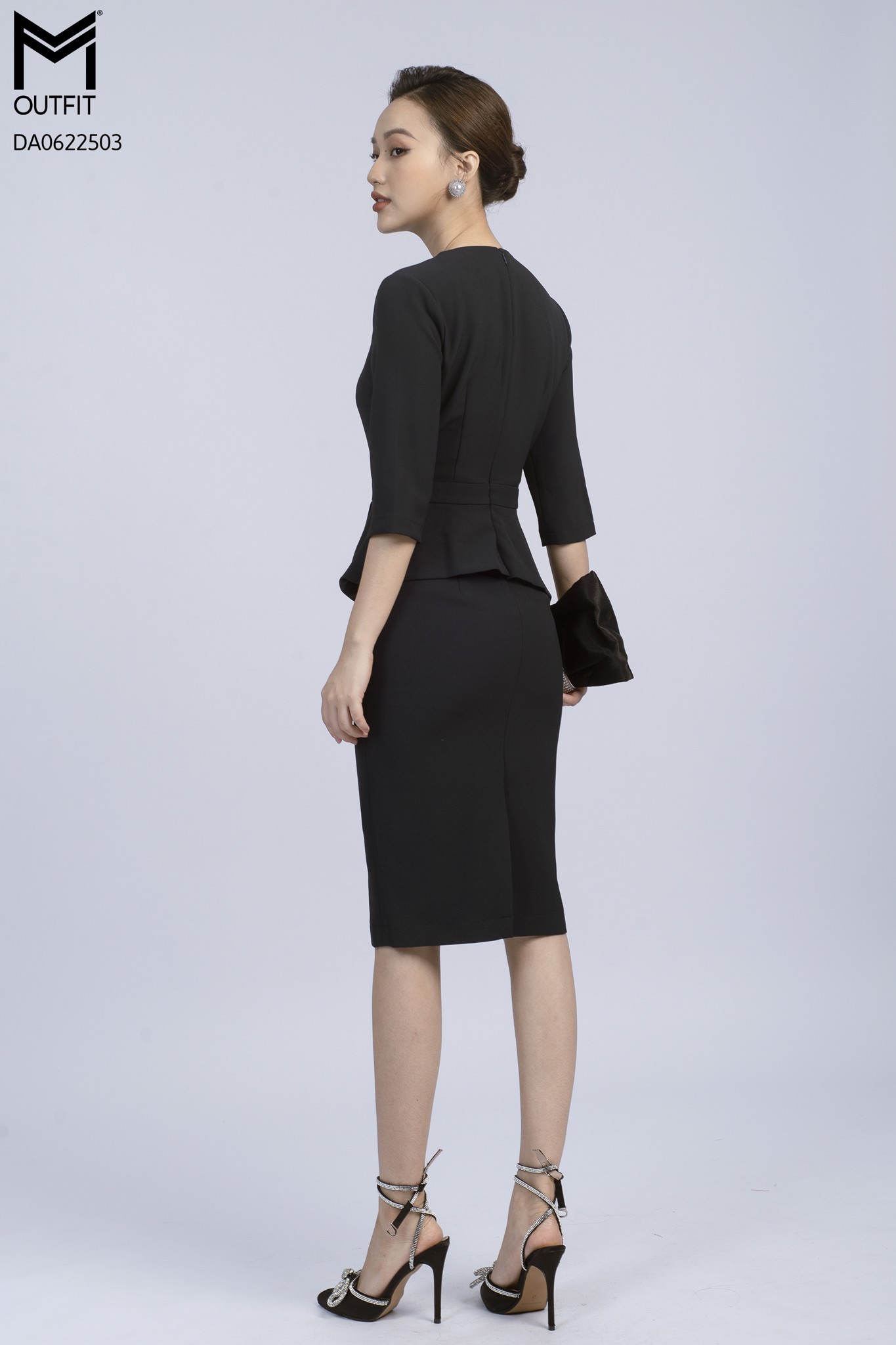 Đầm dáng ôm, tà bong, cổ V tay lửng - Mmoutfit