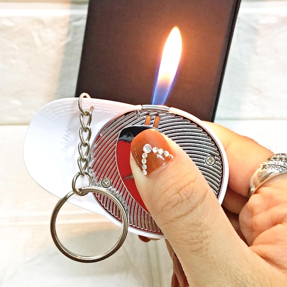 [HCM]Bật Lửa hột quẹt hình Nón Kết chữ H Cực Đẹp (đentrắng)
