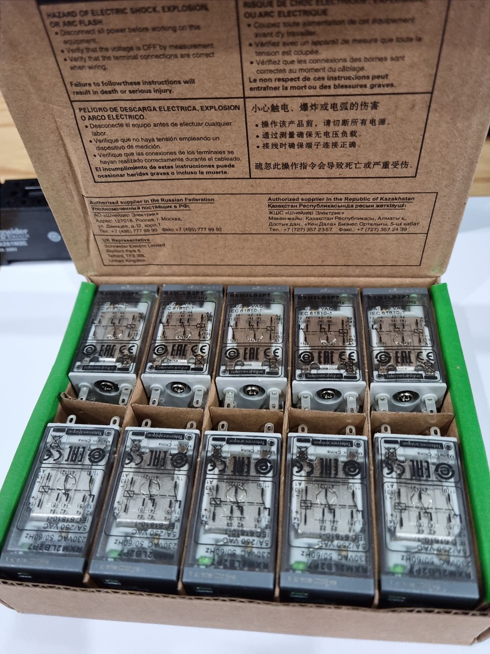 Rơ le trung gian 14 chân (RXM4LB2P7 Schneider), và 8 chân có đèn (RXM2LB2P7) kèm đế