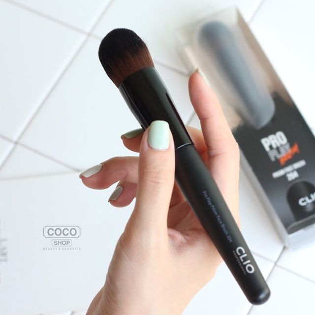 Cọ trang điểm CLIO PRO PLAY PRISM FACE BRUSH 204