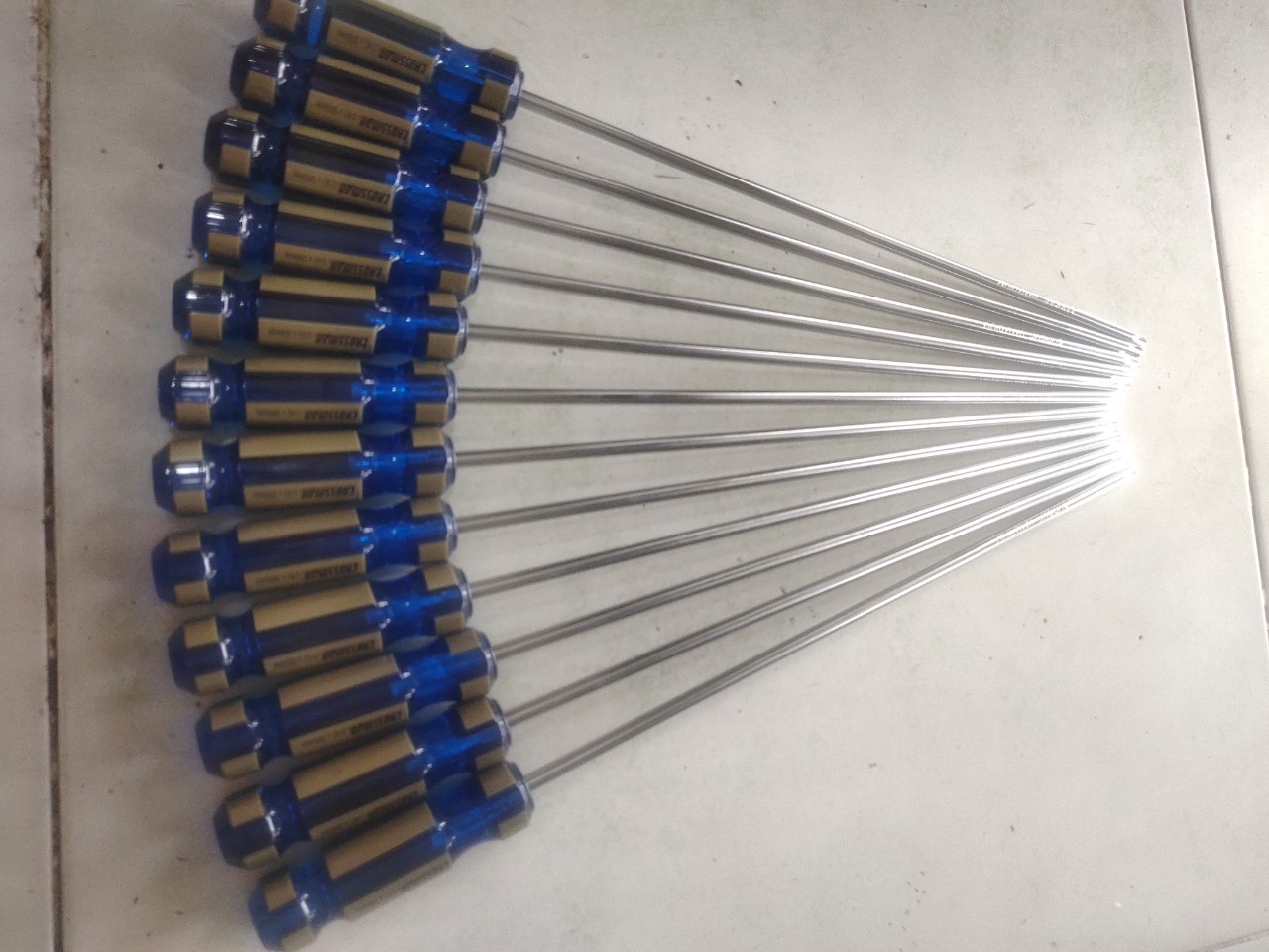 1 cây tô vít 4 cạnh dài 40 cm