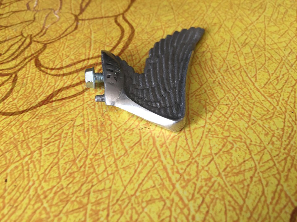 cánh chim gắn mũi dè cho anh em độ chế trang trí xe 67-cub-motô....